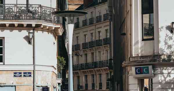 人工智能机器人和人谈恋爱