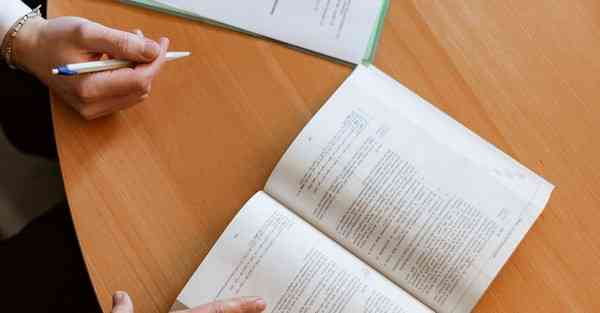 人工智能机器人和人谈恋爱