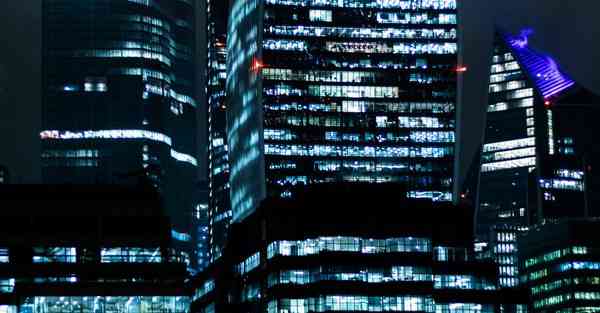 倒牛奶的女仆绘画AI（AI绘画活着的奶奶）