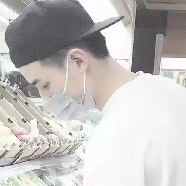 包艺育娴